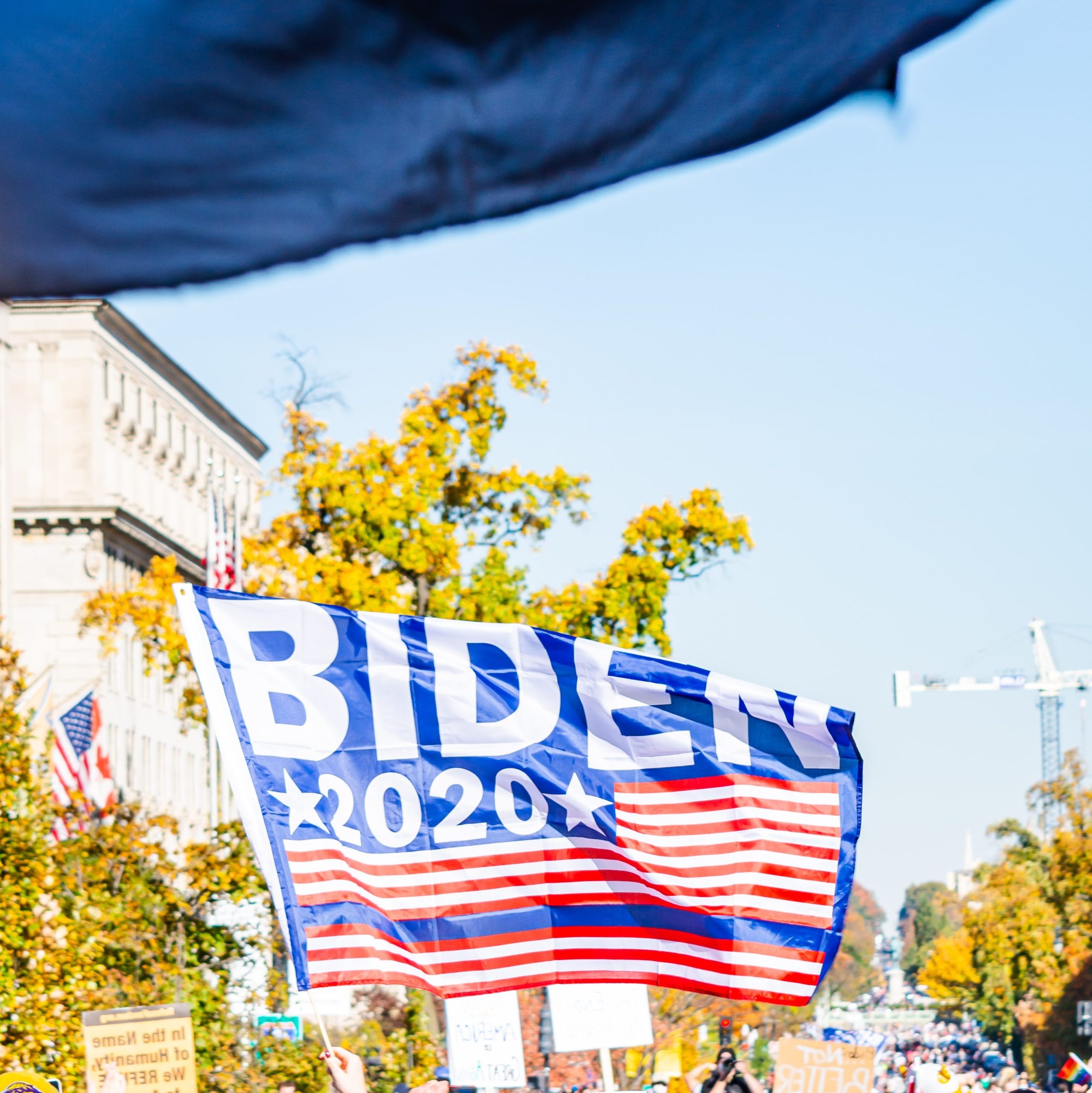 Bild på flagga med Joe Bidens namn, presidentvalet 2020.