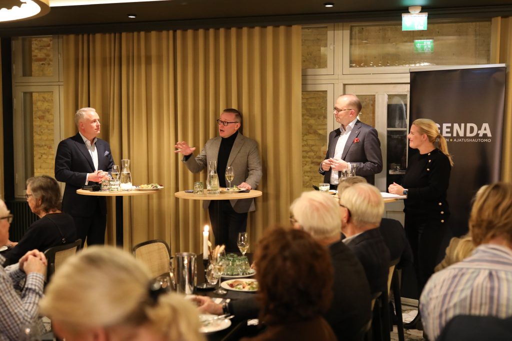 Marcus Rantala, Calle Pettersson, Penna Urrila och Tanja Wennonen-Kärnä diskuterar