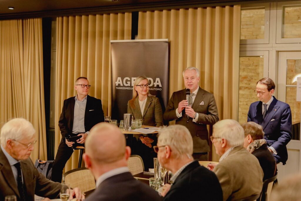 Panelen. Marcus Rantala talar i mikrofon.