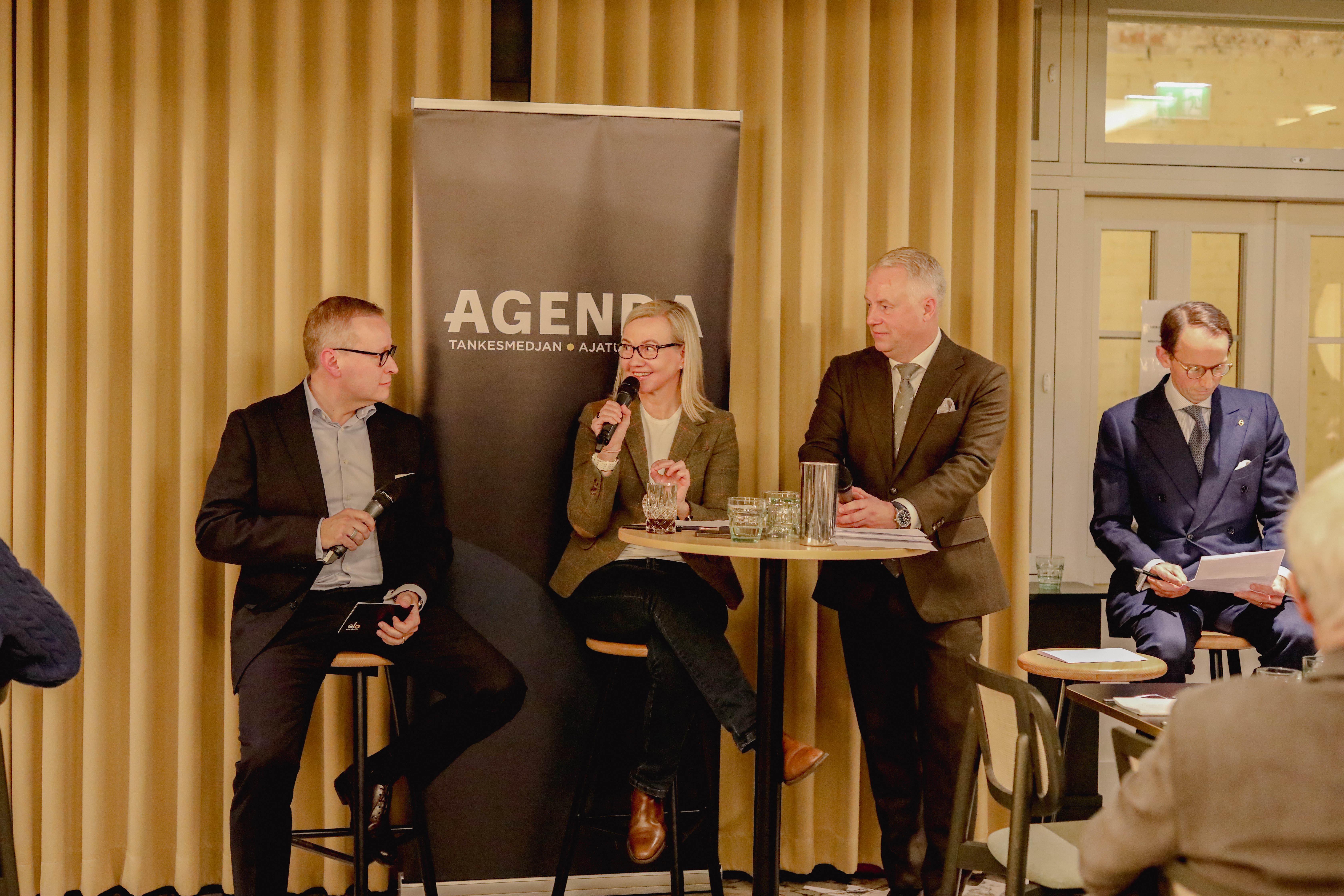 Panelen. Tiina Laisi-Puheloinen talar i mikrofon.