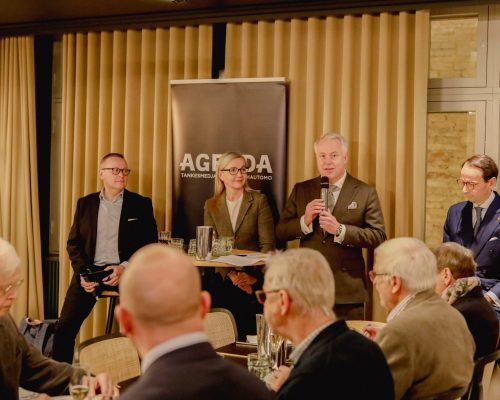 Panelen. Marcus Rantala talar i mikrofon.