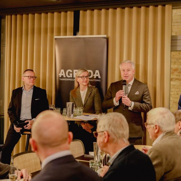 Panelen. Marcus Rantala talar i mikrofon.