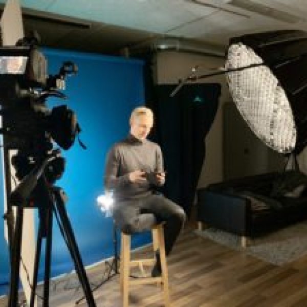 Bild på Christoffer Strandberg i studio