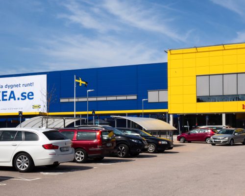 Ikea-affär i Sverige, med skyltning och webbutik på svenska. Bild: Wikimedia Commons.