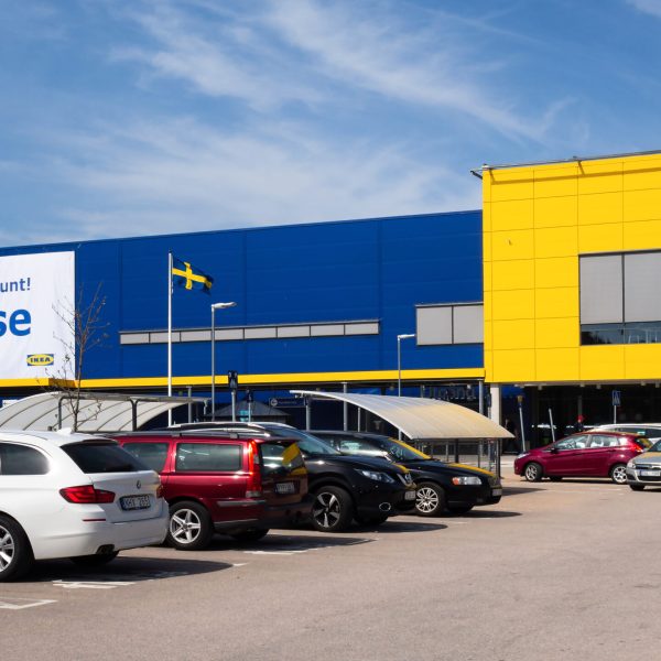 Ikea-affär i Sverige, med skyltning och webbutik på svenska. Bild: Wikimedia Commons.