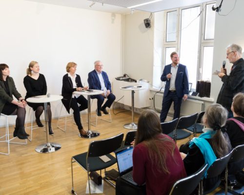 Anna-Maja Henriksson, rapportskribenterna Anna K. Forsman och Johanna Nordmyr samt minister Ole Norrback.