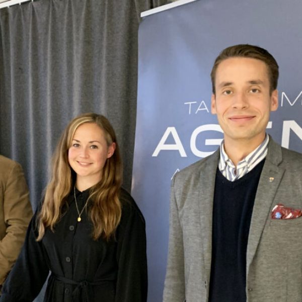 Forskaren Tomas Hanell, fullmäktigeledamot Silja Borgarsdóttir Sandelin (Helsingfors) och kommunstyrelseordförande Henrik Wickström (Ingå).