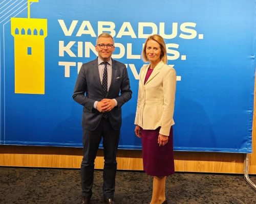 Ålands riksdagsledamot Mats Löfström och Estlands statsminister Kaja Kallas. Foto: Ida Slöör.