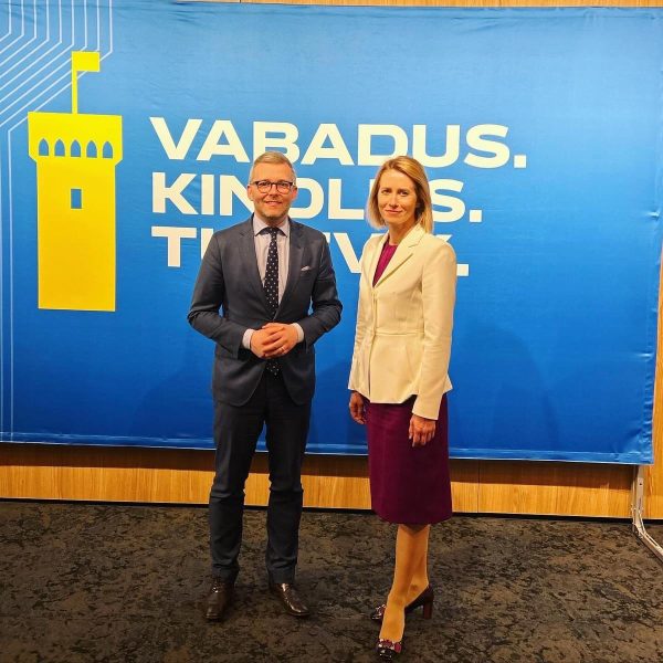 Ålands riksdagsledamot Mats Löfström och Estlands statsminister Kaja Kallas. Foto: Ida Slöör.