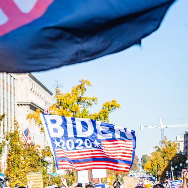 Bild på flagga med Joe Bidens namn, presidentvalet 2020.
