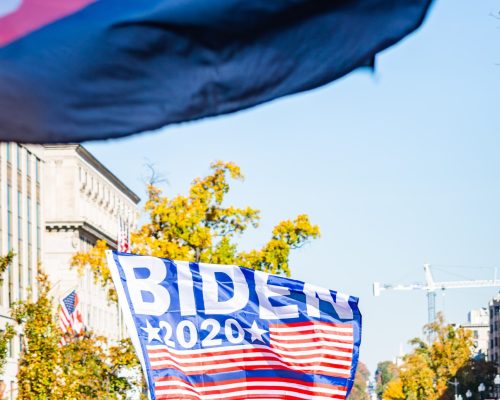 Bild på flagga med Joe Bidens namn, presidentvalet 2020.