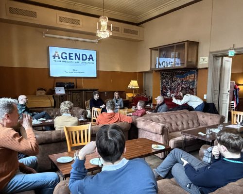 Theo Herold och Sandra Bergqvist i diskussion med publiken vid lanseringen av rapporten i Åbo.