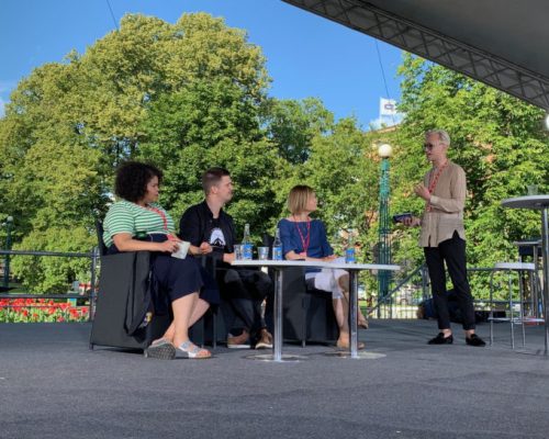 Fatim Diarra, Ville Mäkipelto, Marit af Björkesten sekä juontaja Christoffer Strandberg SuomiAreenassa